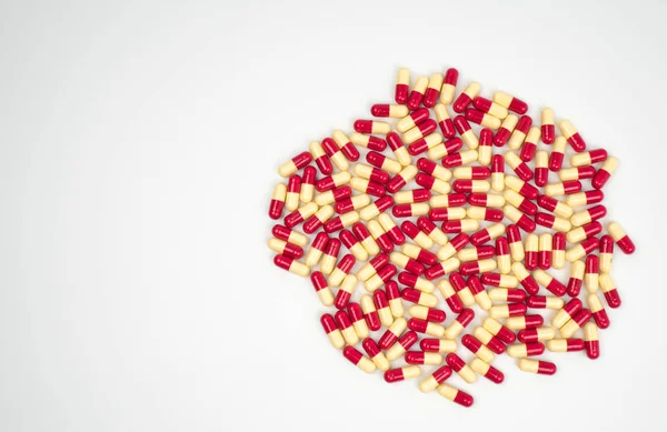 Renkli antibiyotik kapsül hap izole beyaz zemin üzerine, ilaç direnci kavramı