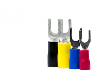 Kırmızı, mavi, sarı ve siyah renk spade Terminal elektrik kablo izole kırpma yolu ile beyaz arka plan üzerinde bağlayıcı aksesuarları