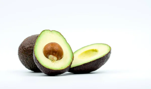 Avocado's geïsoleerd op een witte achtergrond met uitknippad. Bron van omega 3 van natuurvoeding — Stockfoto