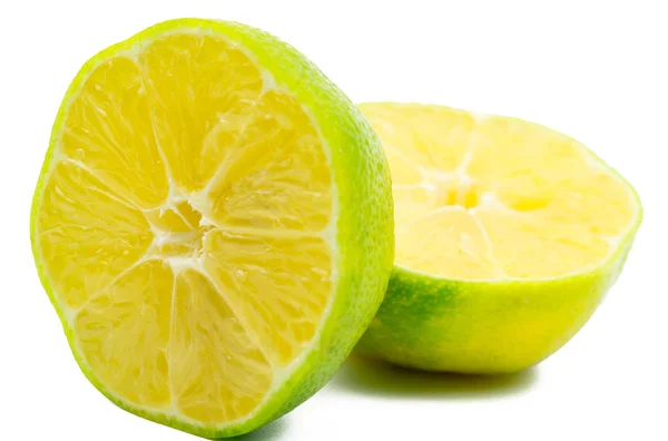 Lime slice isolated on white background with clipping path. Естественный источник витамина С — стоковое фото