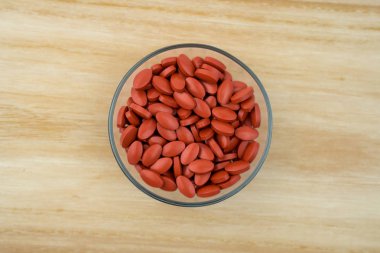 Kopya alanı ile ahşap tepsi üzerinde üstten görünüm demir tablet cam kase içinde. Kullanım tedavi anemi, Yetişkin, ilgili konular içerik için yaşlı insanlar ve çocuklar