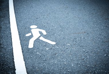 Asfalt tabelada beyaz boyalı. İnsanların adıma bitiş çizgisine gidiyoruz. Engelleri kavram üzerinde adım korkmayın. yaya lane