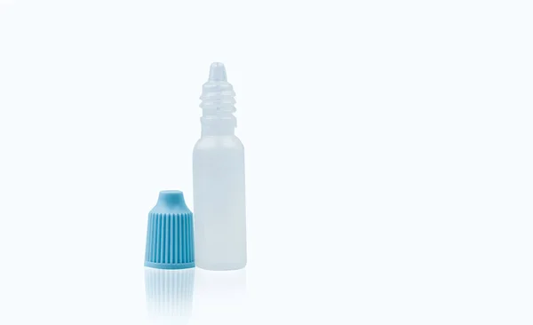Botella de gotas para los ojos con tapa azul abierta aislada sobre fondo blanco con etiqueta en blanco y espacio de copia, solo agregue su propio texto . — Foto de Stock