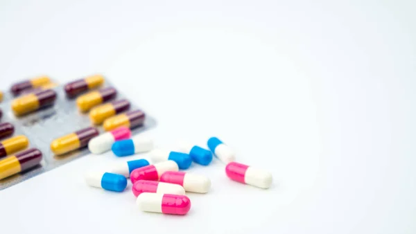Colorido de píldoras de cápsulas antibióticas sobre fondo borroso con espacio para copias. Resistencia a los medicamentos, el uso de antibióticos con razonable, la política de salud y el concepto de seguro de salud . — Foto de Stock