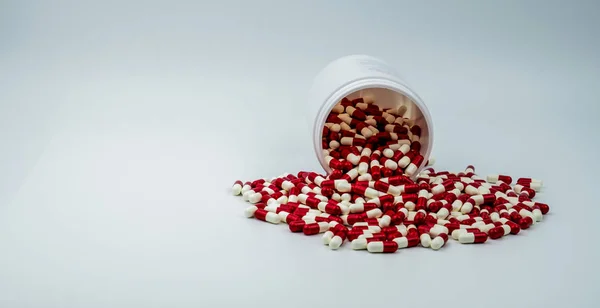 Colorido de píldoras de cápsulas antibióticas con frasco de plástico aislado sobre fondo blanco. Resistencia a los medicamentos, el uso de antibióticos con razonable, la política de salud y el concepto de seguro de salud . — Foto de Stock