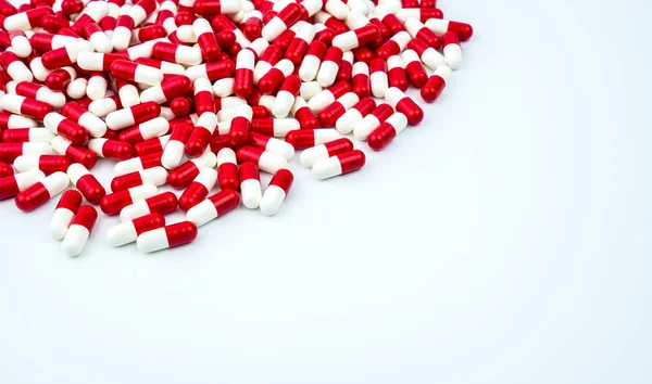 Cápsulas antibióticas rojas y blancas sobre fondo blanco con espacio para copias. Resistencia a los medicamentos, el uso de antibióticos con razonable, la política de salud y el concepto de seguro de salud . — Foto de Stock