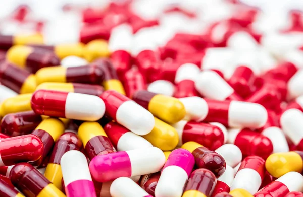 Selektywna skupić się na kolorowe antybiotyk kapsułki pigułki na rozmycie tła z miejsca kopii. Pojęcie oporu narkotyków. Zażywanie antybiotyków z rozsądnym i globalnej koncepcji opieki zdrowotnej. — Zdjęcie stockowe