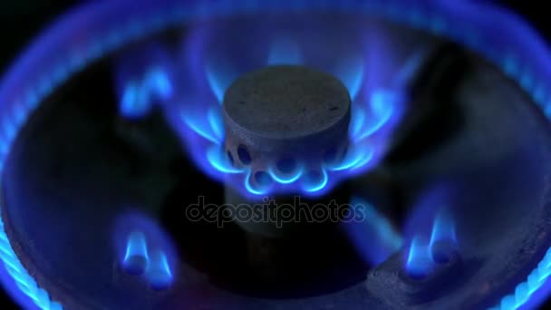 Крупный план макро-снимка голубого пламени с горелки газовой плиты. Медленная регулировка уровня огня на газовой плите и выключение. Жидкий нефтяной газ . — стоковое видео