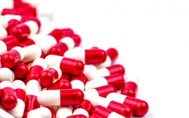 Seçici odak antibiyotik kapsül hap üzerinde kopya alanı ile arka plan bulanıklık. İlaç direnci kavramı. Antibiyotik uyuşturucu kullanımı ile makul ve küresel sağlık kavramı.