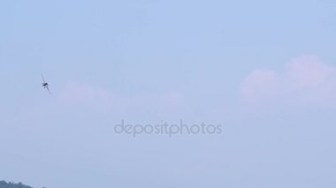 Mavi gökyüzü ve bulutlar üzerinde uçan uçak. Uçak iniş.