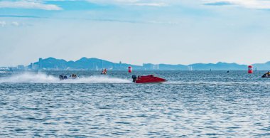 Chonburi, Tayland-Kasım 25, 2017: F5 teknede güzel gökyüzü ve deniz Bangsaen güç tekne 2017 Bangsaen Beach Tayland içinde