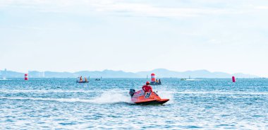 Chonburi, Tayland-Kasım 25, 2017: F5 teknede güzel gökyüzü ve deniz Bangsaen güç tekne 2017 Bangsaen Beach Tayland içinde 