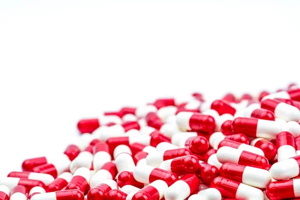 抗生物質の選択と集中は、コピー スペースと白い背景の丸薬をカプセルします。薬物抵抗性の概念。合理的かつグローバルなヘルスケアの概念と抗生物質薬剤の使用. — ストック写真