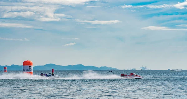 CHONBURI, TAILANDIA-25 DE NOVIEMBRE DE 2017: Barco F5 con hermoso cielo y mar en Bangsaen Power Boat 2017 en la playa de Bangsaen en Tailandia — Foto de Stock