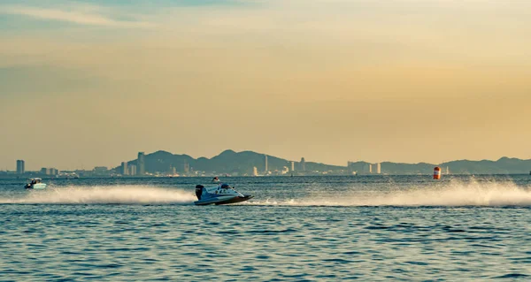 CHONBURI, THAILAND-NOVEMBER 25, 2017 : F5 boat with beautiful sky and sea in Bangsaen Power Boat 2017 at Bangsaen beach in Thailand — Stock Photo, Image