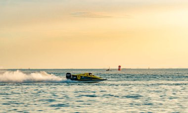 Chonburi, Tayland-Kasım 25, 2017: F3 teknede güzel gökyüzü ve deniz günbatımı Bangsaen güç tekne 2017 Bangsaen Beach Tayland ile 