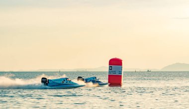 Chonburi, Tayland-Kasım 25, 2017: F1 teknede güzel gökyüzü ve deniz Bangsaen güç tekne 2017 Bangsaen Beach Tayland içinde 