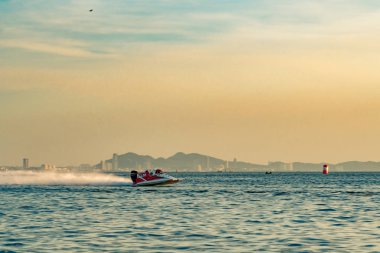 Chonburi, Tayland-Kasım 25, 2017: F3 teknede güzel gökyüzü ve deniz Bangsaen güç tekne 2017 Bangsaen Beach Tayland içinde