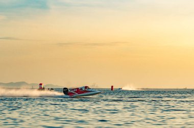 Chonburi, Tayland-Kasım 25, 2017: F5 teknede güzel gökyüzü ve deniz günbatımı Bangsaen güç tekne 2017 Bangsaen Beach Tayland ile