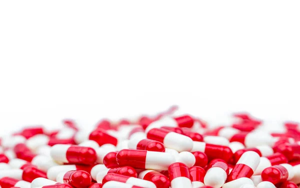 Enfoque selectivo de píldoras de cápsulas antibióticas sobre fondo blanco con espacio de copia. Concepto de resistencia a medicamentos. Uso de antibióticos con un concepto sanitario razonable y global . — Foto de Stock