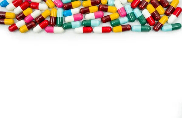 Kleurrijk antibiotica capsules pillen geïsoleerd op een witte achtergrond met kopie ruimte. Drug weerstand concept. Gebruik van antibiotica drugs met redelijke en wereldwijde gezondheidszorg concept. — Stockfoto