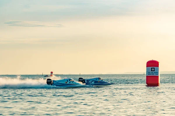 CHONBURI, TAILANDIA-25 DE NOVIEMBRE DE 2017: Dos barcos F1 con un hermoso cielo y mar en Bangsaen Power Boat 2017 en la playa de Bangsaen en Tailandia — Foto de Stock