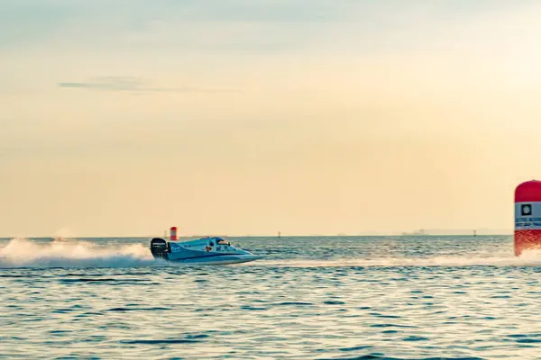 CHONBURI, TAILANDIA-25 DE NOVIEMBRE DE 2017: Barco F1 con hermoso cielo y mar en Bangsaen Power Boat 2017 en la playa de Bangsaen en Tailandia — Foto de Stock