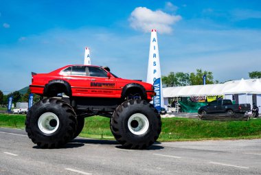 Rayong, Tayland-Kasım 18, 2017: Kırmızı Bmw araba 4 x 4 hava yarış 1 Dünya Kupası Tayland 2017, U-Tapao deniz hava üssü de asfalt yol bigfoot Park