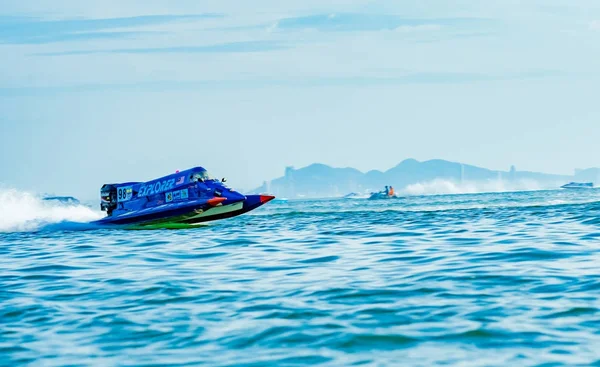 CHONBURI, TAILANDIA-NOVIEMBRE 25, 2017: Barco F1 en Bangsaen Power Boat 2017 en la playa de Bangsaen en Tailandia — Foto de Stock