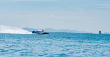 Chonburi, Tayland-Kasım 25, 2017: F1 teknede güzel gökyüzü ve deniz Bangsaen güç tekne 2017 Bangsaen Beach Tayland içinde