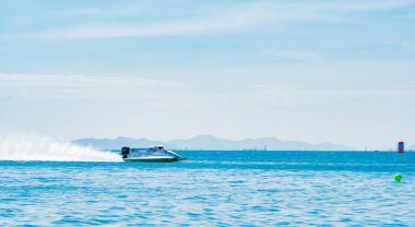 Chonburi, Tayland-Kasım 25, 2017: F1 teknede güzel gökyüzü ve deniz Bangsaen güç tekne 2017 Bangsaen Beach Tayland içinde