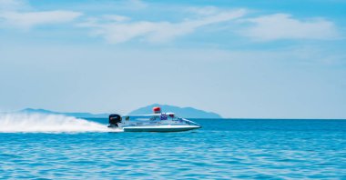 Chonburi, Tayland-Kasım 25, 2017: F1 teknede güzel gökyüzü ve deniz Bangsaen güç tekne 2017 Bangsaen Beach Tayland içinde