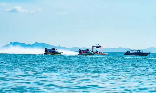 CHONBURI, TAILANDIA-NOVIEMBRE 26, 2017: Barco F3 con hermoso cielo y mar en Bangsaen Power Boat 2017 en la playa de Bangsaen en Tailandia — Foto de Stock