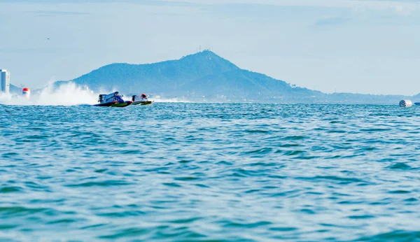 Chonburi, Tayland-26 Kasım 2017: F1 teknede güzel gökyüzü ve deniz Bangsaen güç tekne 2017 Bangsaen Beach Tayland içinde