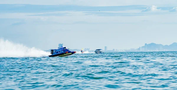 CHONBURI, TAILANDIA-NOVIEMBRE 26, 2017: Barco F1 con hermoso cielo y mar en Bangsaen Power Boat 2017 en la playa de Bangsaen en Tailandia — Foto de Stock