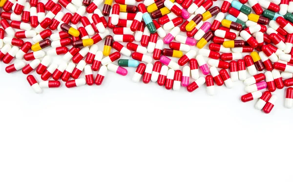 Colorido de cápsulas antibióticas pílulas isoladas em fundo branco com espaço de cópia. Conceito de resistência a drogas. Uso de antibióticos uso de drogas com conceito de saúde razoável e global . — Fotografia de Stock