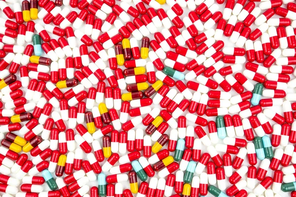 Renkli antibiyotik kapsül hap izole kopya alanı ile beyaz arka plan üzerinde. İlaç direnci kavramı. Antibiyotik uyuşturucu kullanımı ile makul ve küresel sağlık kavramı. — Stok fotoğraf