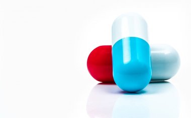 Beyaz arka plan üzerinde izole iki kapsül hap. Küresel sağlık kavramı.