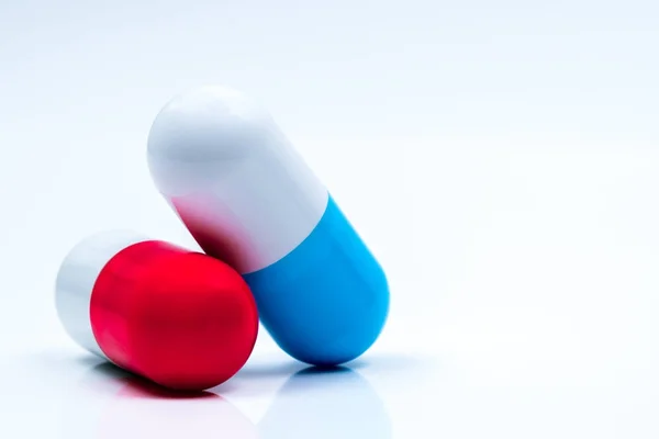 Две капсулы таблетки изолированы на белом фоне. Глобальная концепция здравоохранения . — стоковое фото