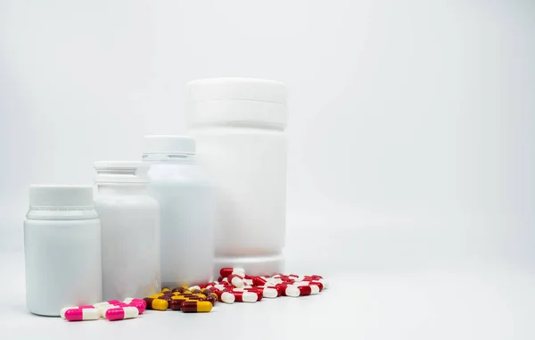 Antibiotikum kapszula tabletták és műanyag palack üres Label elszigetelt fehér háttér, másol hely. Kábítószer-ellenállás fogalmát. Antibiotikum kábítószer-használat ésszerű és a globális egészségügy fogalma. — Stock Fotó