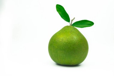 Yapraklarla izole kırpma yolu beyaz zemin üzerine kırmızı pomelo. Tayland Siam yakut pomelo meyve. (Antioksidan) C vitamini ve potasyum doğal kaynağıdır. Sağlıklı gıda için yavaş yaşlanma
