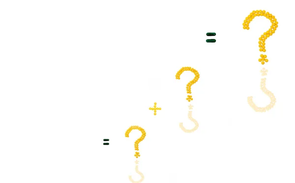 Drei Fragezeichen und ein Pluszeichen aus gelben zuckerbeschichteten Tabletten. Gleichheitszeichen aus Kapselpillen isoliert auf weißem Hintergrund. — Stockfoto