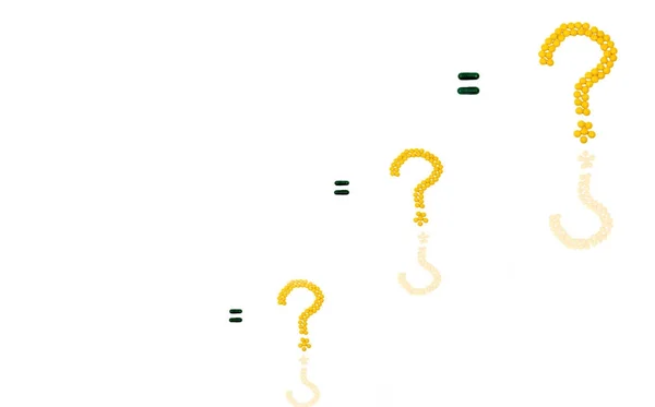 Drei Fragezeichen aus gelb zuckerbeschichteten Tabletten. Gleichheitszeichen aus Kapselpillen isoliert auf weißem Hintergrund mit Kopierraum — Stockfoto