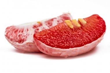 Kırmızı pomelo hamuru beyaz arka plan üzerinde izole tohumları ile. Tayland Siam yakut pomelo meyve. (Antioksidan) C vitamini ve potasyum doğal kaynağıdır. Sağlıklı gıda için yavaş yaşlanma