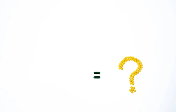 Fragezeichen aus gelben zuckerbeschichteten Tabletten. Gleichheitszeichen aus Kapselpillen isoliert auf weißem Hintergrund mit Kopierraum — Stockfoto