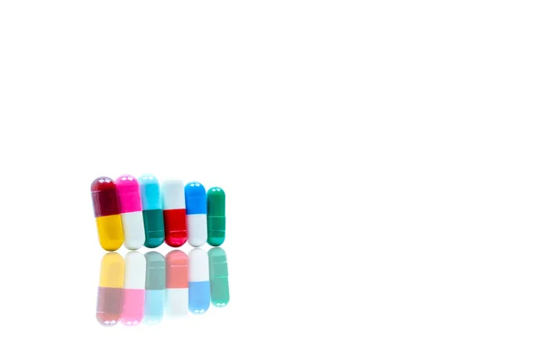 Antibiotika-Kapseln Pillen in einer Reihe auf weißem Hintergrund mit Schatten und Kopierraum. Arzneimittelresistenzkonzept. Antibiotika-Einsatz mit vernünftigem und globalem Gesundheitskonzept. — Stockfoto