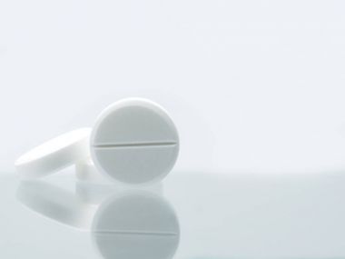 Makro çekim üç beyaz çiğnenebilir tablet gölgeler beyaz zemin üzerine. Antasitler hapları aşırı mide asit mide içinde gelen rahatlama mide ağrısı için. Stres Gastrik ülser tedavisi kavramı teşvik.