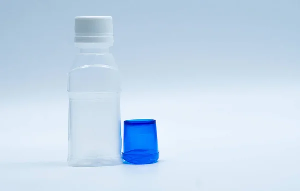 Sterile eye lotion in white plastic bottle with blue eyebath and copy space and blank label. Eye wash after contact pollution environment or after swimming in chlorine contaminate pool. — Stock Photo, Image