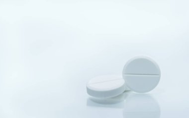 Makro çekim üç beyaz çiğnenebilir tablet gölgeler beyaz zemin üzerine. Antasitler hapları aşırı mide asit mide içinde gelen rahatlama mide ağrısı için. Stres Gastrik ülser tedavisi kavramı teşvik.
