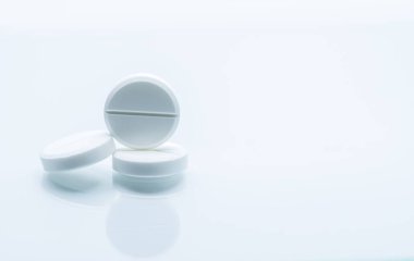 Makro çekim üç beyaz çiğnenebilir tablet gölgeler beyaz zemin üzerine. Antasitler hapları aşırı mide asit mide içinde gelen rahatlama mide ağrısı için. Stres Gastrik ülser tedavisi kavramı teşvik.
